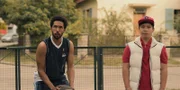 Theo (Benito Bause, l.) will beim gemeinsamen Basketballspielen herausfinden, ob Rocco (Hoang Minh Ha, r.) ins Schneeball-System verwickelt ist.