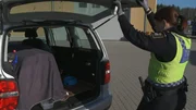 In einem Auto in Kapellskär entdeckt Malin versteckte Welpen.