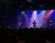 Alanis Morissette mit Band auf der Alabama-Bühne.