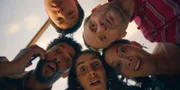 Andi (Milan Peschel, r.), Tracy (Minh-Khai Phan-Thi, 2.v.r.), Mari (Maryam Zaree, M.), Theo (Benito Bause, l.) und Rocco (Hoang Minh Ha, 2.v.l.) bangen um Kim, die erste Person, die Rocco aus der Schule mit nach Hause gebracht hat.