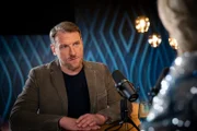 Günther Groissböck während ServusTVs Vodcast „Die Gruaberin“ im Studio X in Wals bei Salzburg, Österreich.
