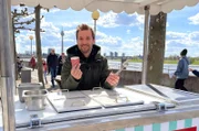 Sommer, Sonne, Eis: im Schnitt 7,9 Liter pro Kopf essen wir in Deutschland im Jahr – besonders in den Sommermonaten. Reporter Daniel Aßmann (Foto) rechnet aus, warum die Preise seit Jahren steigen und macht den großen Geschmackstest.