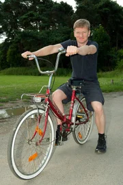 Michael Kessler auf dem Klapprad in Richtung Berlin.