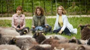 Nach einem Giftanschlag auf die Schafe befragen Romy Heiland (Christina Athenstädt, l.) und Tilly Vogel (Sina Reiß, r.) die Auszubildende des Stadtschäfers, Sina Behring (Louise Debatin, M.), nach möglichen Hintergründen.