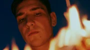 Denis (Denis Murić) verbrennt seinen Vertrag mit Omer.