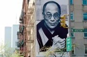 Plakat mit dem Konterfei des Dalai Lama an einem Haus in Greenwich Village.