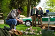 Förster Rappenglück will den umgestürzten Baum zu Riedls und Rebeccas Entsetzen gleich weiter verwenden.