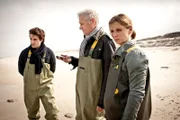 Hinnerk Feldmann (Oliver Wnuk, l.), Theo Clüver (Robert Atzorn, r.) und Ina Behrendsen (Julia Brendler).