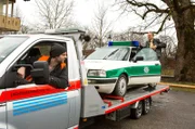 Der Streifenwagen steht im Halteverbot - Gabriel Haas will ihn abschleppen. Hubert versucht das zu verhindern.