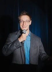 Kai Bosch ist Tetraspastiker und stottert - trotzdem steht er als Comedian auf Bühnen in ganz Deutschland.
