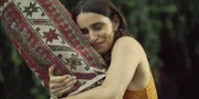 Mari (Maryam Zaree) verabschiedet sich vom Teppich ihrer Oma und kann endlich Frieden schließen.