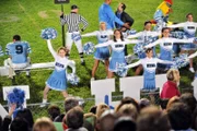Als Sue (Eden Sher, l.) ihren Eltern erzählt, dass sie Cheerleaderin werden will, sind diese zunächst skeptisch, ist sie doch nicht gerade für ihre Geschicklichkeit bekannt. Währenddessen wird Brick in der Schule von einem Jungen schikaniert ...