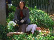 Vor einer Kirche findet Nigel (Steve Valentine) die Leiche (Dartseller nicht zu ermitteln) einer jungen Frau. Steckt ihr Ehemann hinter dem Mord?