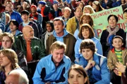 Während Mike (Neil Flynn, mittlere Reihe 2.v.l.), Frankie (Patricia Heaton, mittlere Reihe 2.v.r.) und Brick (Atticus Shaffer, mittlere Reihe r.) Sues peinlichen Cheerleader-Auftritt beobachten, überrascht ein gewisser Jack Tracy (Casey Sander, mittlere Reihe l.) sie mit einer sensationellen Neuigkeit ...