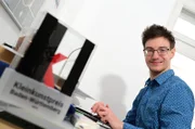 Kai Bosch ist Tetraspastiker und stottert - trotzdem steht er als Comedian auf Bühnen in ganz Deutschland. 2023 hat er den Kleinkunstpreis Baden-Württemberg erhalten.