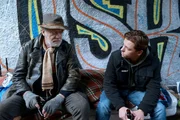 Der obdachlose Gerd erzählt Lennard von seinem Leben. Der obdachlose Gerd erzählt Lennard von seinem Leben.