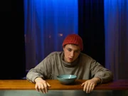 Tim (Michelangelo Fortuzzi) konzentriert sich auf die anstehenden Prüfungen. Josh versucht, ihn zu unterstützen, und versucht, allein auf "WatchMe" die Abonnenten zu halten.