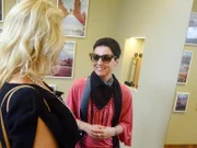 Tina (r.) probiert zusammen mit ihrer Shoppingbegleitung Melli verschiedene Sonnenbrillen an.