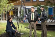 Hubert (Christian Tramitz, M.) und Staller (Helmfried von Lüttichau, r.) sind sich ziemlich sicher, dass Patrick (Adam Markiewicz, l.) sehr genau weiß, was da alles im Gewächshaus wächst und gedeiht ...