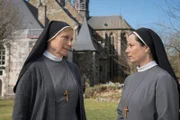 Schwester Helena (Maren Kroymann, l.) will den Rücktritt von Schwester Christa (Inka Friedrich, r.) von ihrem Amt als Cellerarin nicht anerkennen.