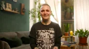 Skai (35), Tarotkartenlegerin in Berlin, sieht die Karten als Kommunikation. Sie liest sie Gästen von Techno-Partys und Szenekneipen.