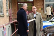 Kommissar Schaller (Alexander Held, r.) bringt seinen Chef Helmut Zangel (Christoph Süß, l.) mit einem kleinen Trick dazu, den internationalen Suchbefehl zu unterschreiben.