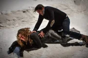 Jesper (Krister Kern) attackiert Rebecka (Sascha Zacharias).