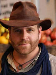 Josh Gates auf einem Markt in Jerusalem, Israel.