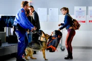 Ein Drogenhund schlägt an: Jenny (Lea Freund) wird von einem Zollbeamten herausgezogen.