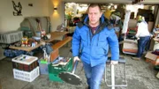 Trödelexperte Otto Schulte packt tatkräftig mit an.