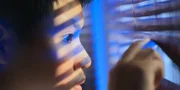 Rocco (Hoang Minh Ha) schaut erstaunt aus dem Fenster und schön langsam wird ihm klar, wer der Kopf hinter der Geld-Abzocke ist.