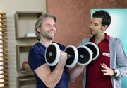 ARD STURM DER LIEBE FOLGE 1305, am Freitag um 15:10 Uhr im ERSTEN. Michael (Erich Altenkopf, l.) und Nils (Florian Stadler, r.) glauben, dass André eine Midlifecrisis entwickelt.