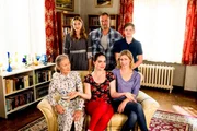 (vorne v.l.) Waltraud (Hedi Kriegeskotte), Magda (Verena Altenberger), Conny (Brigitte Zeh) - (hinten v.l.) Leah (Charlotte Krause), Tobi (Matthias Komm), Luca (Luis Kain)