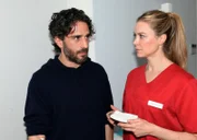 Tobias (Jan Kittmann) wird vor der Untersuchung von Jessica (Nina Ensmann) beruhigt.