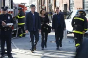 "CSI NY", "Irisches Blut." Im Stadtviertel Hell?s Kitchen wird die zerteilte Leiche eines Mannes gefunden. Der Tote kann kurze Zeit später als Michael Byrne identifiziert werden. Der Besitzer eines Gemischtwarenladen soll mit einem Immobilientycoon aneinandergeraten sein, weil er seinen Laden nicht verkaufen wollte. Doch dann stellt sich heraus, dass die Tatwaffe ein Revolver aus den siebziger Jahren ist, der bereits bei mehreren Verbrechen benutzt wurde.Im Bild (v.li.): Eddie Cahill (Det. Don Flack), Sela Ward (Det. Jo Danville), Gary Sinise (Det. Mac Taylor).
