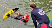 Moderatorin Simin Sadeghi versucht sich im Wakeboarden