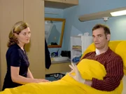 Nina Müller besucht Fritz Bertram, dem es nach der Dialyse merklich besser geht.