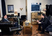 ARD ROTE ROSEN FOLGE 1465, am Mittwoch (03.04.13) um 14:10 Uhr im ERSTEN. Gunter (Hermann Toelcke, l.) gesteht sich im Gespräch mit Jan (Timothy Peach, r.) ein, dass der Sex mit Benita kein "Ausrutscher" war.