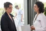 Während der OP bleibt Katja Beckers (Dominique Chiout, v.M.) Herz plötzlich stehen. Kann Ben Ahlbeck (Philipp Danne, r.) sie zurückholen? (mit Christian Beermann, h.M. und Komparse, l.).