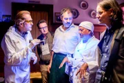 v.li.: Helmut Bohatsch (Franz Wolfahrt), Joseph Prammer (Peter Sagebiel), Rainer Doppler (Gustl Lederer), Ullah Sefat (Anupam Puri), Johannes Franke (Thorsten Wehrmann).