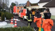 ARD/SWR DAS SÄUREATTENTAT , "ARD Crime Time", am Dienstag (08.07.25) um 23:15 Uhr im ERSTEN. Energiemanager Dr. Bernhard Günther wurde auf seiner Joggingrunde im März 2018 mit konzentrierter Schwefelsäure angegriffen. Feuerwehrleute in Schutzkleidung und mit Gasmasken unterstützen die Rettungsmaßnahmen.  (Archivbild vom Tag des Anschlags)
