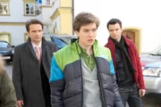 "Soko Kitzbühel", "Ein Junge namens Nono." Die 17jährige Silvie ist tot, offenbar mit einem Kissen erstickt. Das schwierige Mädchen aus desolaten Familienverhältnissen wurde durch den Sozialarbeiter Alex Struger betreut. Er ist es auch, der die SOKO auf Silvies besten Freund hinweist, den 16jährigen Nono. Nono ist stumm, ein scheuer, wilder Außenseiter, der bei seinem Vater in einem Zelt im Garten lebt. Ihm traut man einen solchen Akt der Gewalt zu. Aber Nono ist nach einem Zwischenfall auf einer Neurologentagung, auf der er durch seinen behandelnden Arzt vorgeführt wurde, unauffindbar. Im Bild (v.li.): Mathias Herrmann (Johannes Kappacher), Lukas Nathrath (Clemens Kappacher), Jakob Seeböck (Lukas Roither).