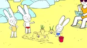 Maria (l.) und Simon (M. l.) bitten Franz (M. r.) darum, Schiedsrichter bei ihrem Wettrennen zu sein. Omi (l.) beobachtet das Treiben der Kinder mit Freude.
