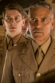 Peele (Ian Toner, l.); Scheisskopf (George Clooney, r.)