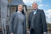 Äbtissin Helena (Maren Kroymann) heißt Georg Wilsberg (Leonard Lansink) im Kloster Liebefrau willkommen.