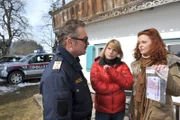 "Soko Kitzbühel", "Aurum." Abseits des Pisten-Trubels führen Felix und Maja Nordegg eine radikal-ökologisch ausgerichtete Pension und einen Krieg gegen den "Rest der Welt", vor allem gegen Helikopter-Ski-Unternehmer, Snowboarder und alles was mit Massen-Tourismus zusammenhängt. Dort vermutet das Paar auch den Attentäter, der Felix mit einem Motorschlitten angefahren und verletzt hat. Die SOKO verstärkt ihre Ermittlungen, als der alte Leo, der gelegentlich für die Nordeggs arbeitet, brutal ermordet wird. Sie nehmen vor allem Silvia Brantner, die Betreiberin eines Helikopter Flugdienstes, ins Visier. Denn sie liegt sich mit den Nordeggs nicht nur beruflich in den Haaren - Maja ist auch privat mit Silvia verstrickt. Im Bild (v.li.): Ferry Öllinger (Kroisleitner), Kristina Sprenger (Karin Kofler), Christine Klein (Dr. Haller).