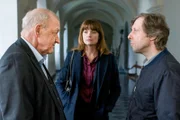 Georg Wilsberg (Leonard Lansink, l.) und Ekki Talkötter (Oliver Korittke, r.) wundern sich über Alex Holtkamps (Ina Paule Klink) Ankunft im Kloster. Was will sie hier?