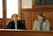 MDR Fernsehen DER DICKE II. STAFFEL FOLGE 15, "Schussfahrt", am Samstag (03.05.14) um 10:40 Uhr. Ehrenbergs Ex-Frau Christina (Gisela Schneeberger, l.) vertritt vor Gericht Nora Bergengrün (Laura Tonke, r.), die Tochter des Ermordeten.