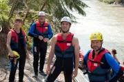 "Soko Kitzbühel", "Stille Wasser." Major Andreas Schneider vom Landeskriminalamt hat der Soko Kitzbühel Fortbildung verordnet. Bei Rafting, Kajaktouren und Schießen mit einer Pistolenarmbrust sollen die Ermittler effektive Teamarbeit trainieren. Karin, Lukas und Kroisletner fügen sich ihrem Schicksal. Und schon bei der ersten Übung ist Teamgeist gefragt, denn Erik Posch, Mitarbeiter bei jener Agentur, die die sportlichen Aktivitäten organisiert, überlebt die letzte Stromschnelle nicht. Tot hängt er in seinem Kajak, von einem Armbrustbolzen getroffen. Aber wer würde ihn umbringen wollen? Und warum? Und vor allem: Wo konnte der Täter zuschlagen? Und so bekommt Major Schneider vorgelebt, dass die SOKO ein Teambildungsseminar eigentlich wirklich nicht notwendig hat.Im Bild (v.li.): Kristina Sprenger (Karin Kofler), Ferry Öllinger (Kroisleitner), Jakob Seeböck (Lukas Roither), Simon Hatzl (Andreas Schneider).