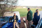 Hubert (Christian Tramitz, l.) findet das Lösegeld beim verunglückten Detlef Lechner, Lisa (Farina Flebbe, r.) ist entsetzt (mit Michael Brandner, r.).